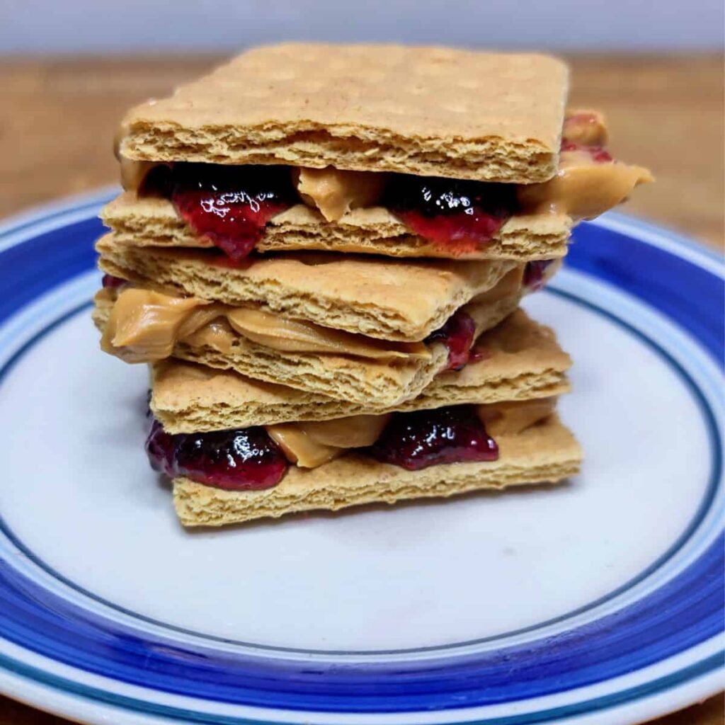 PEANUT BUTTER & JELLY GRAHAM CRACKER SANDWICH for your kids birthday party snacks