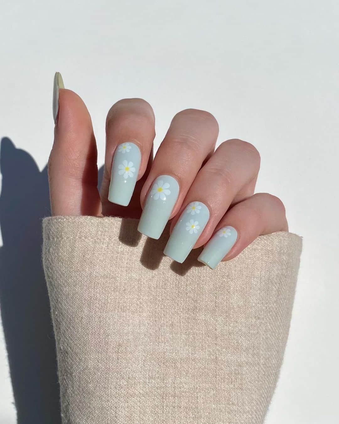 dainty daisies spring nail design