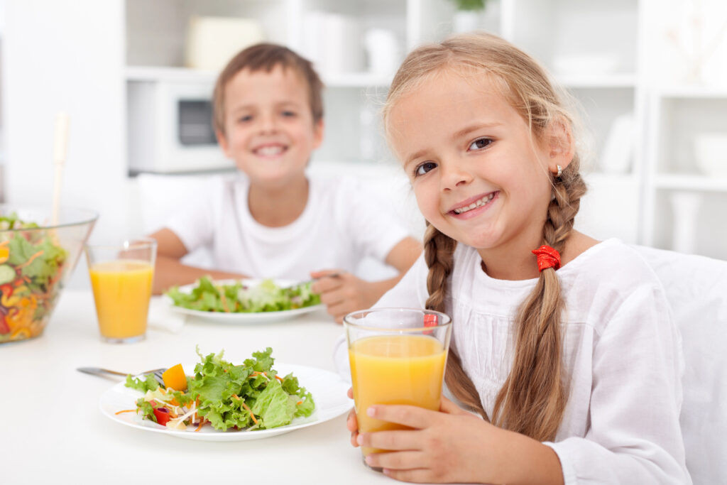 kids eating healthy dinner at dining table